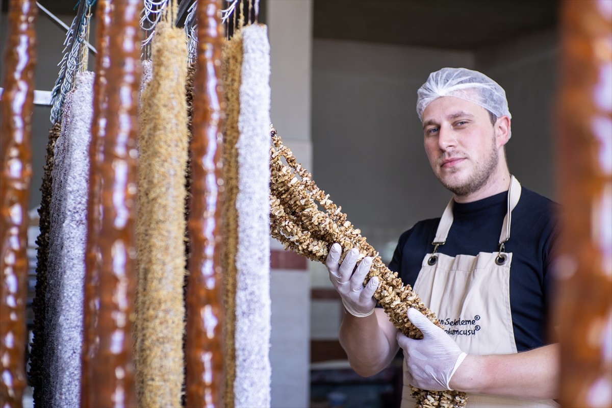 Çanakkale'nin Biga ilçesinde 55 yıldır geleneksel tarifle üretilen "Biga cevizli lokumu"nun...