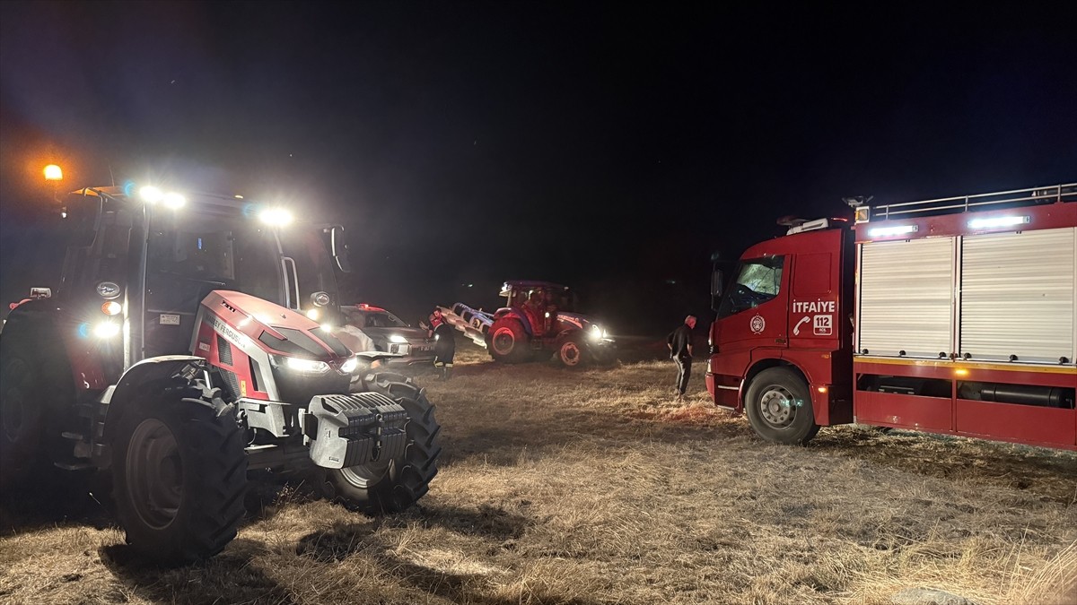 Çanakkale'nin Çan ilçesinde tarım arazisinde çıkan yangın ekiplerin müdahalesi sonucu...