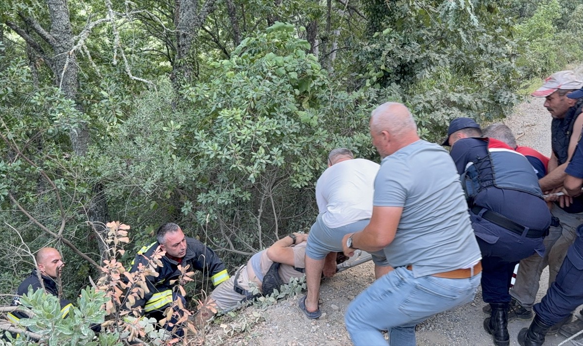 Çanakkale'nin Çan ilçesinde, uçuruma devrilen ATV aracındaki 2 kişi hastanede tedavi altına...