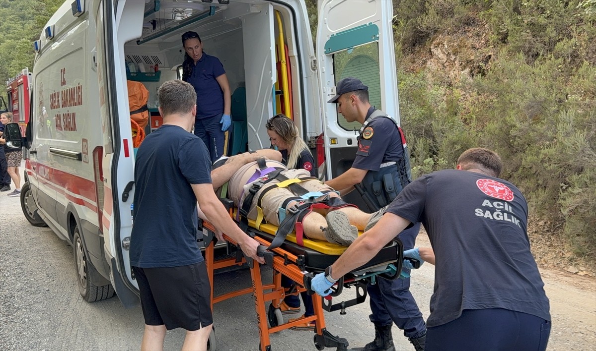 Çanakkale'nin Çan ilçesinde, uçuruma devrilen ATV aracındaki 2 kişi hastanede tedavi altına...