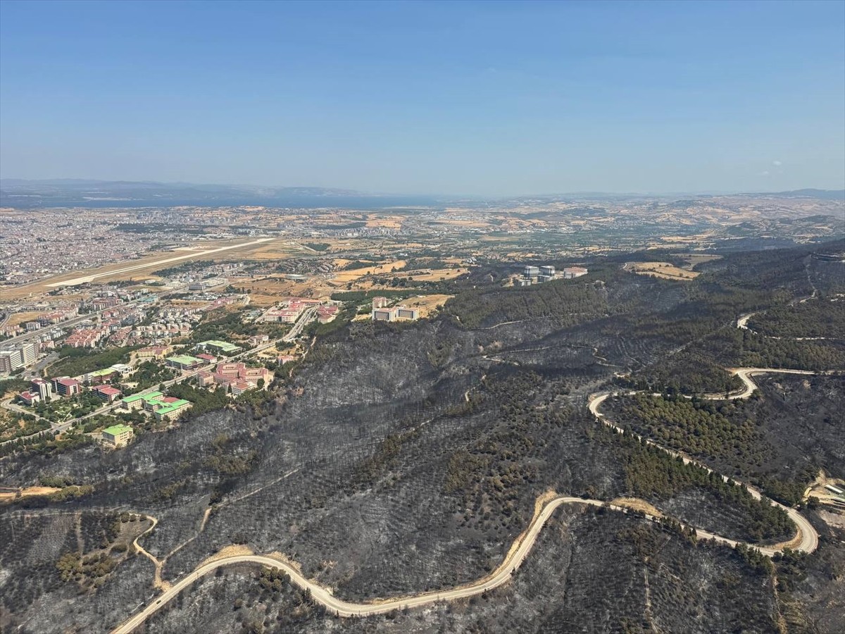 Çanakkale merkez ve Bayramiç ilçesinde çıkan ve büyük ölçüde kontrol altına alınan yangından...