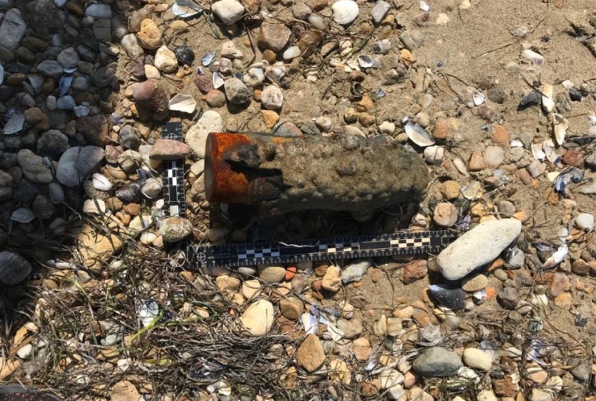 Çanakkale’nin merkez ilçesine bağlı Kepez beldesinde patlamamış top mermisi bulundu.