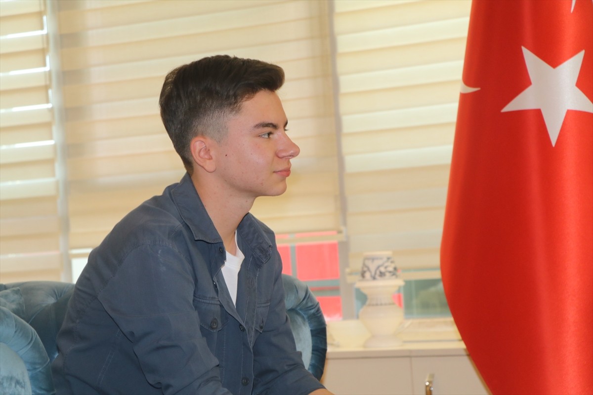 Çankırı'da rüzgarda ters dönen Türk bayraklarını düzelten Mert Can Ballıca (16), Çankırı Valisi...