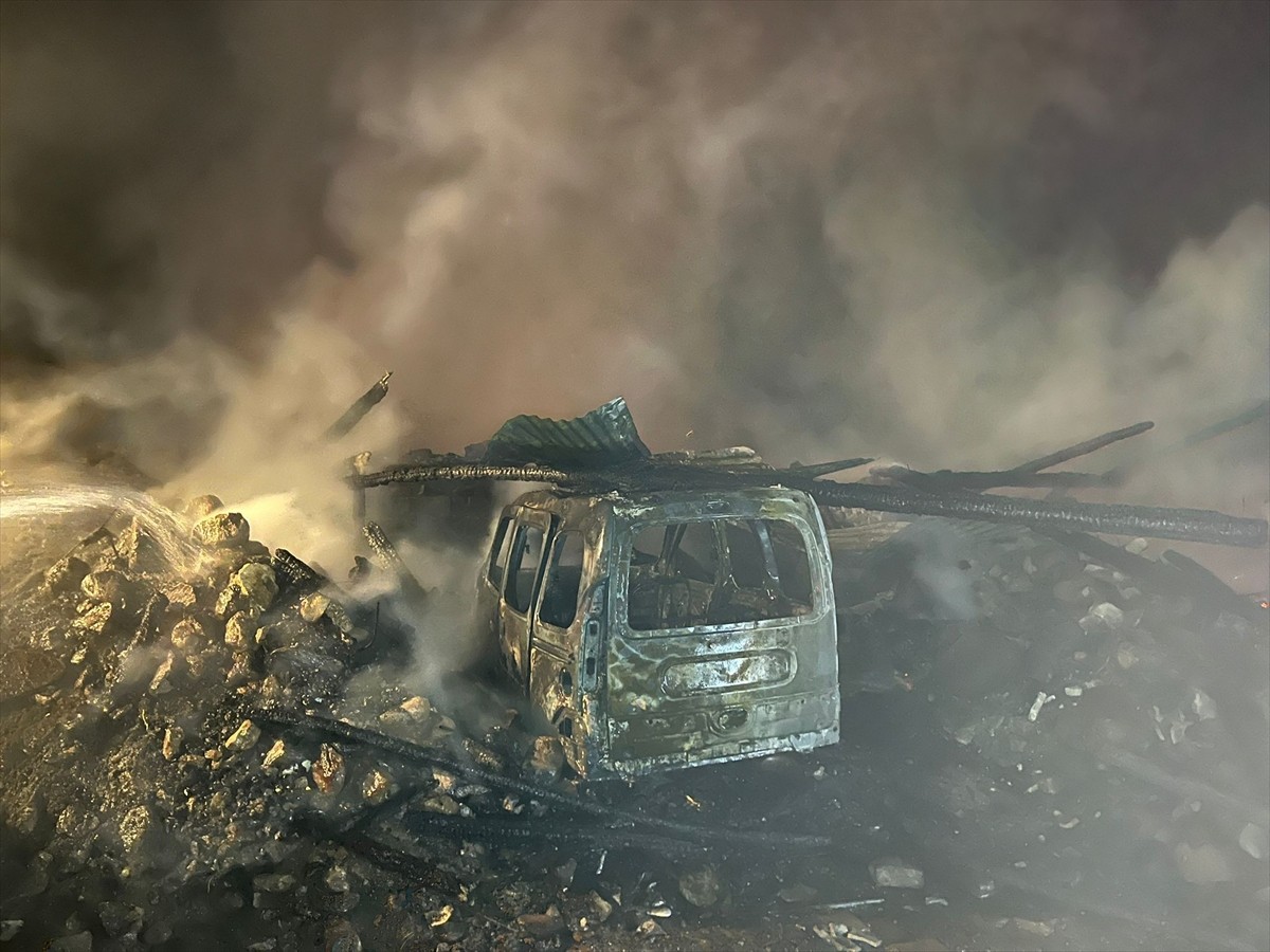 Çankırı'nın Çerkeş ilçesinde çıkan yangında ahır, samanlık ve ahırda park halinde bulunan hafif...