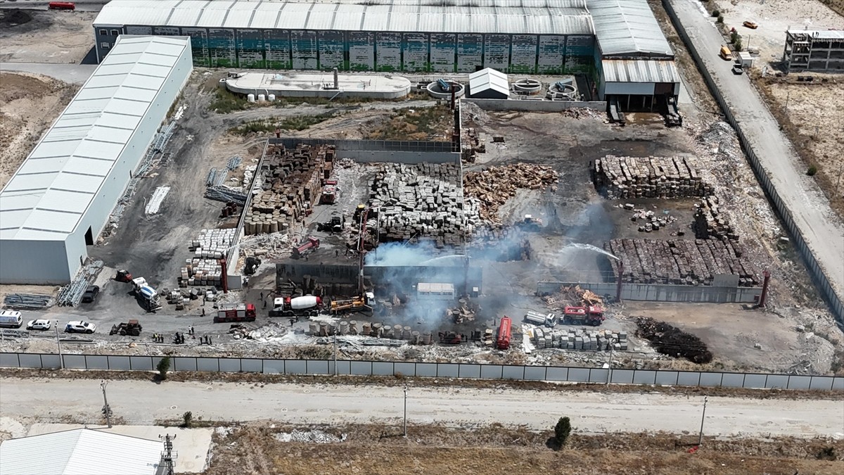 Çankırı'nın Çerkeş ilçesinde kağıt fabrikasında çıkan yangın söndürüldü.