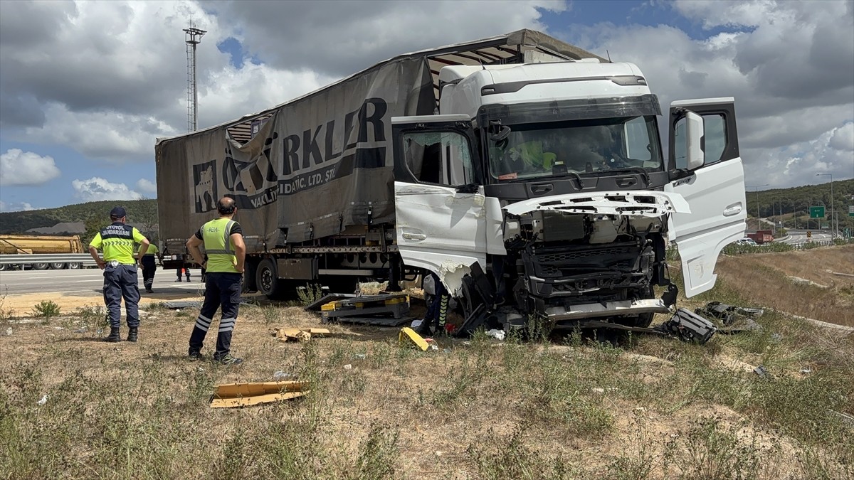 Çekmeköy'de, kontrolden çıkan tırın gişelerde görevli jandarma aracına çarpması sonucu yaralanan...