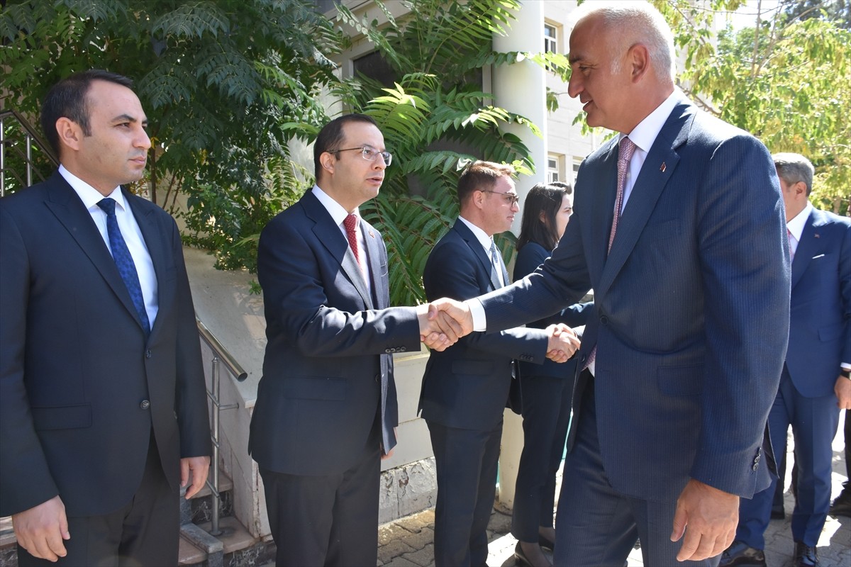 Çeşitli temaslarda bulunmak üzere Şırnak'a gelen Kültür ve Turizm Bakanı Mehmet Nuri Ersoy (sağ...
