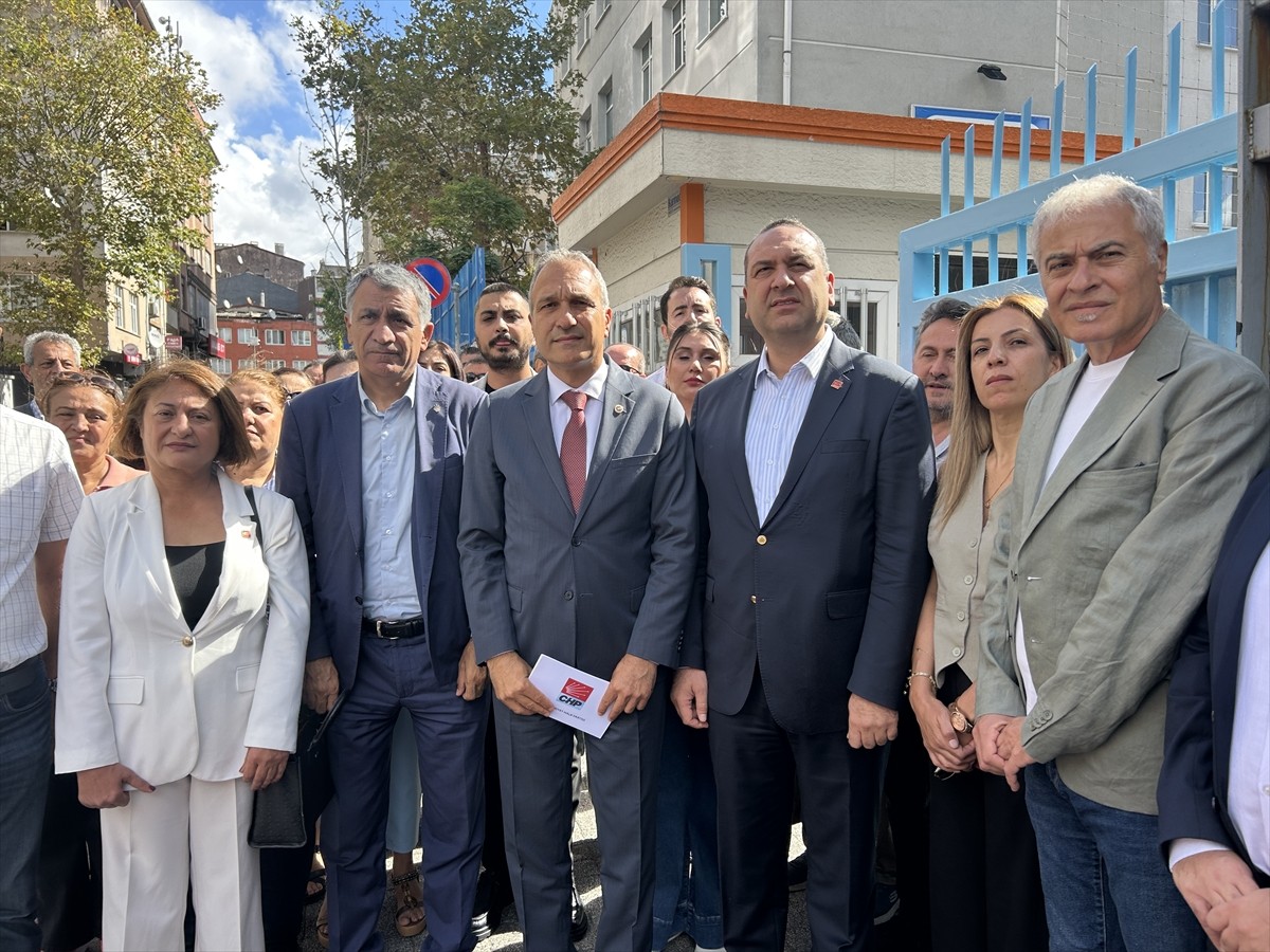 CHP Genel Başkan Yardımcısı Suat Özçağdaş, Kağıthane Harmantepe İlkokulunun önünde partililerin...