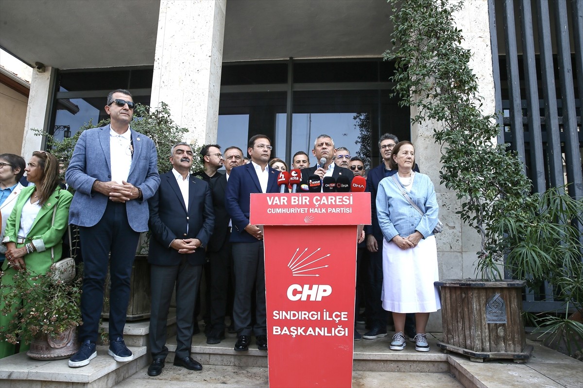 CHP Genel Başkanı Özgür Özel, Balıkesir Sındırgı'da 10 Ağustos'ta meydana gelen 6,1 büyüklüğündeki...