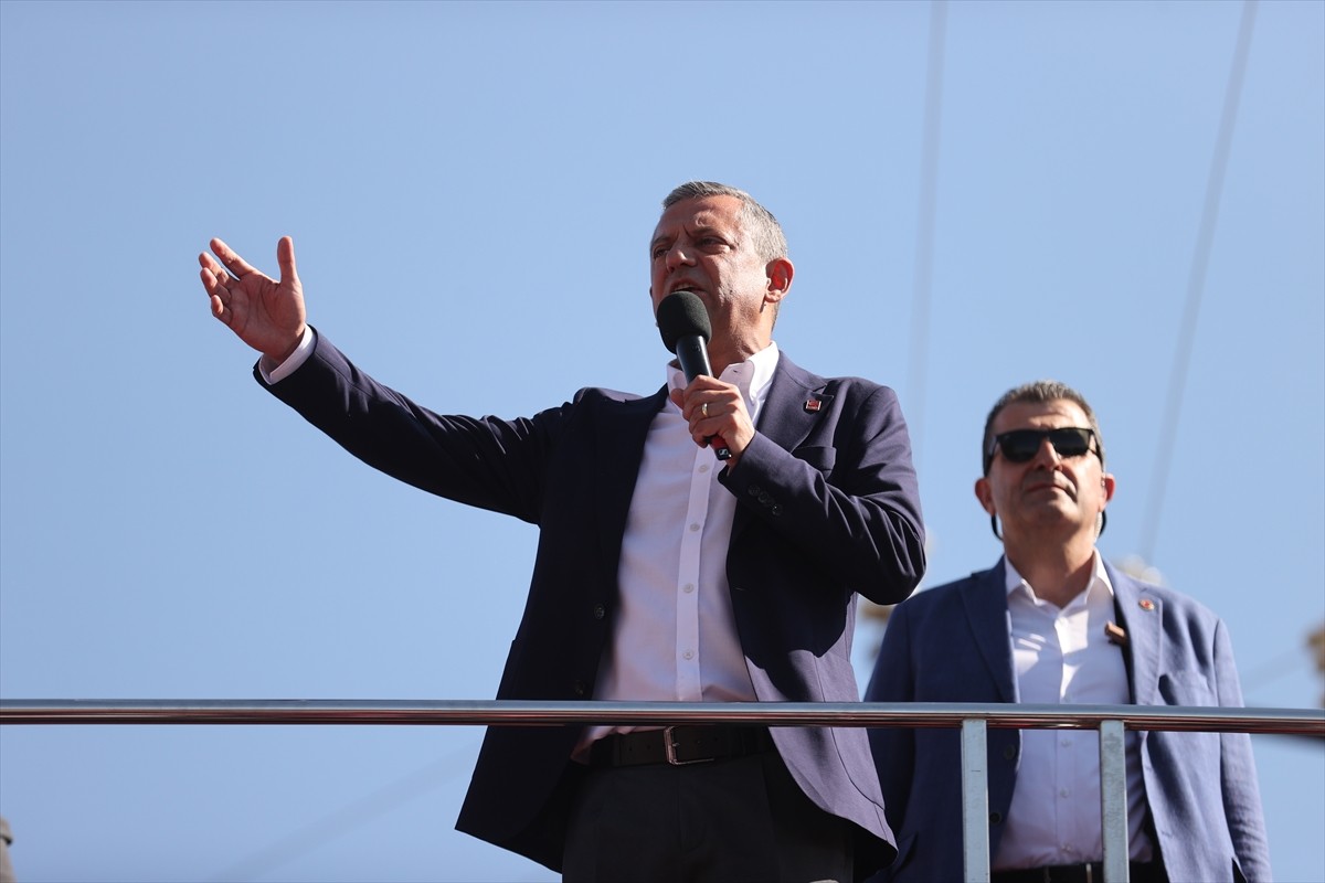 CHP Genel Başkanı Özgür Özel, çeşitli temaslarda bulunmak üzere geldiği Yozgat'ta Sorgun ilçesine...