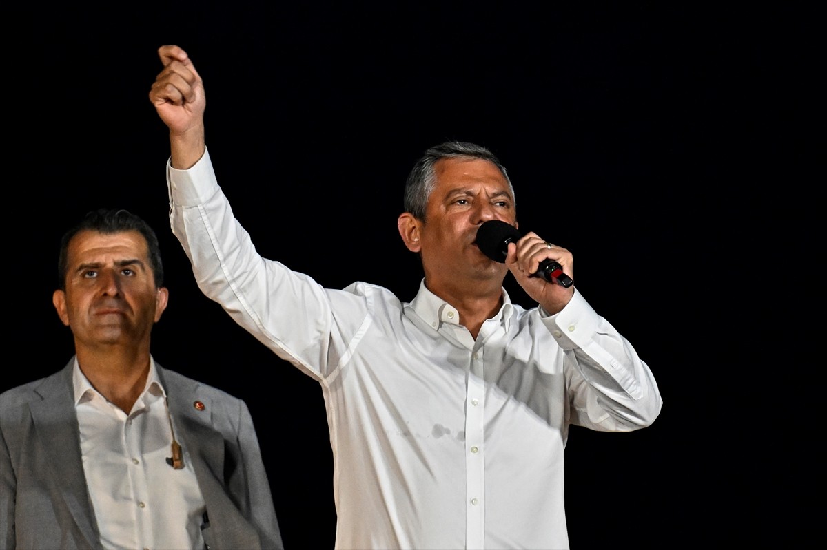 CHP Genel Başkanı Özgür Özel, İstanbul Büyükşehir Belediyesine (İBB) yönelik yolsuzluk ve terör...