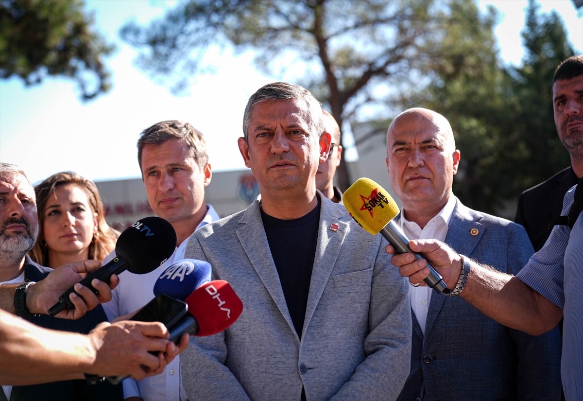 CHP Genel Başkanı Özgür Özel, İzmir Buca Ceza İnfaz Kurumu'nda tutuklu bulunan, partisinin İzmir...
