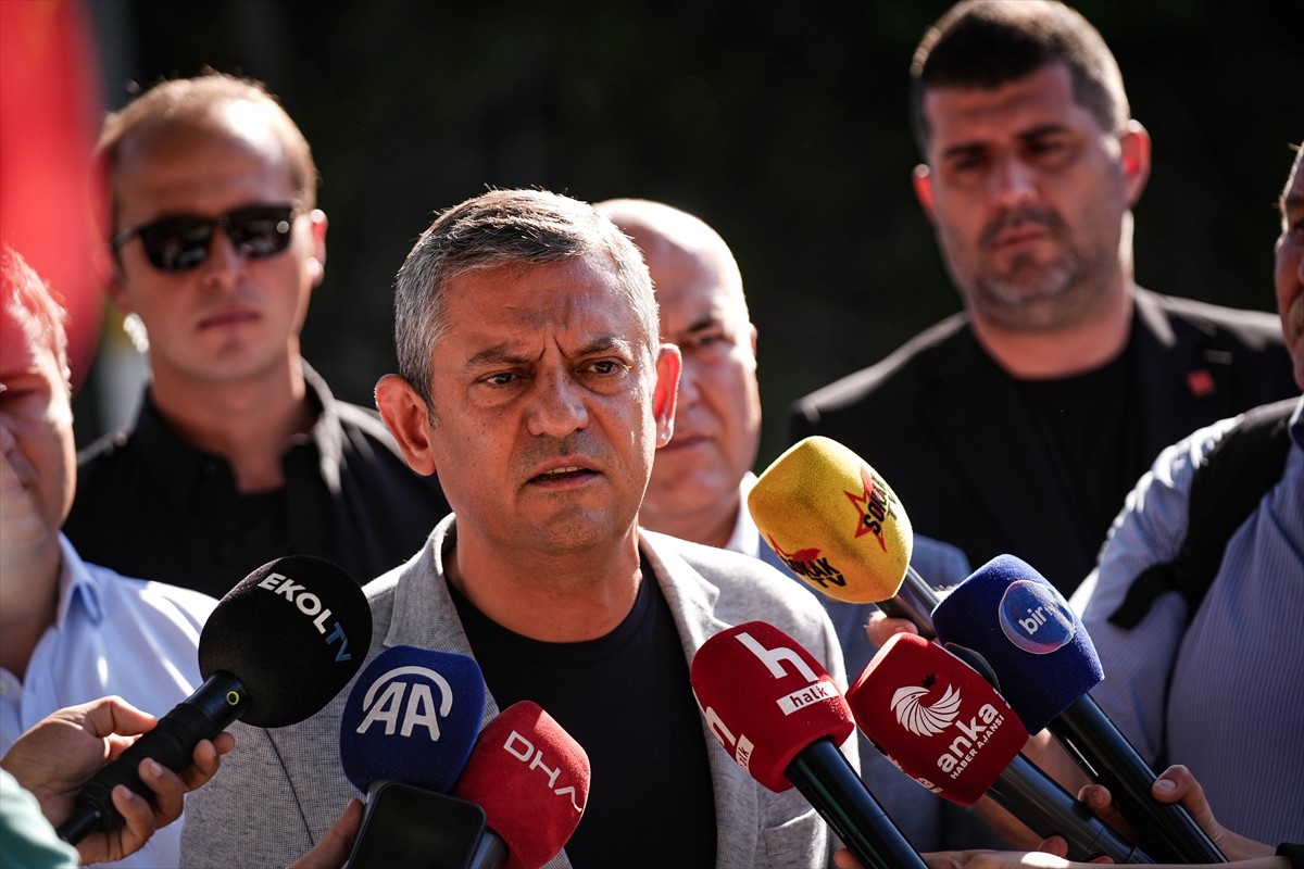 CHP Genel Başkanı Özgür Özel, İzmir Buca Ceza İnfaz Kurumu'nda tutuklu bulunan, partisinin İzmir...