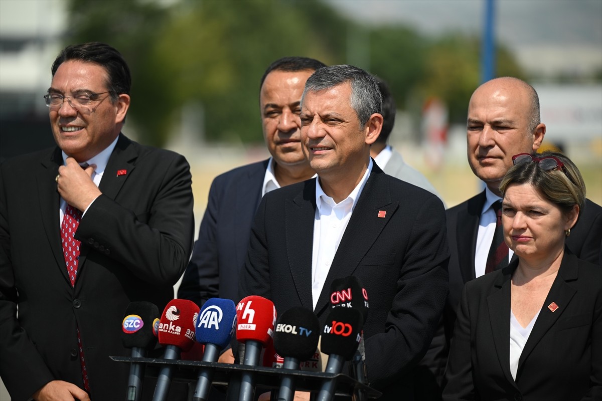 CHP Genel Başkanı Özgür Özel, parti heyetiyle Kahramankazan ilçesinde TUSAŞ Merkez Yerleşkesi'ne...