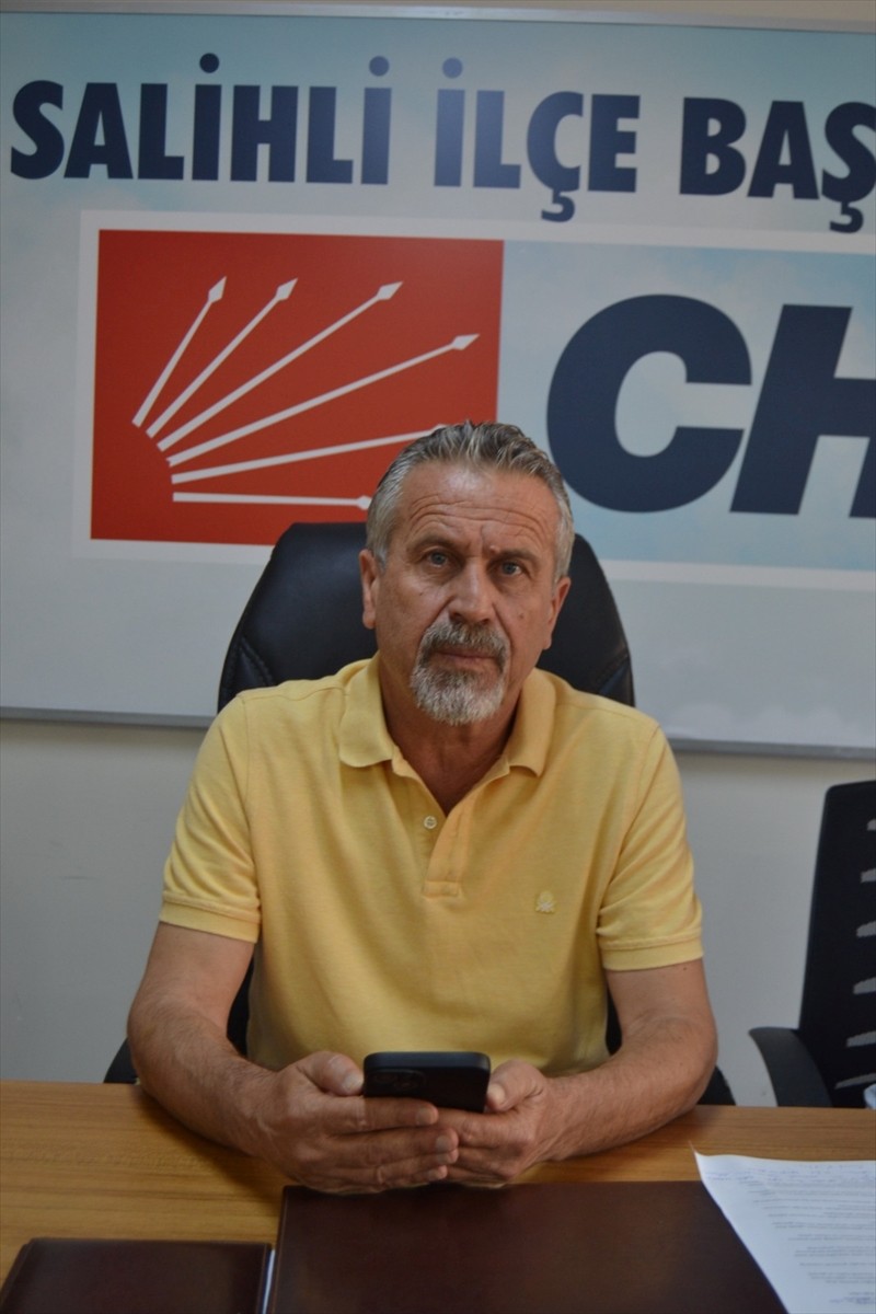 CHP Salihli İlçe Başkanı Enver Akgün (fotoğrafta), hem ilçe başkanlığı görevinden istifa ettiğini...