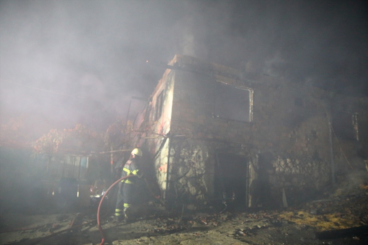 Çorum'da, mandırada çıkan yangında ilk belirlemelere göre 100'den fazla kuzu telef oldu, 2 ev...