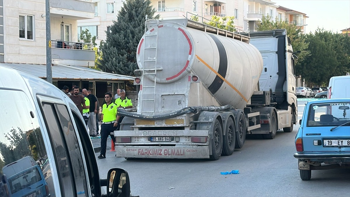 Çorum'da silobas dorse takılı tırın bisiklete çarpması sonucu ağır yaralanan 11 yaşındaki çocuk...