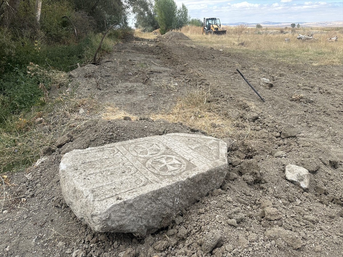 Çorum'un Alaca ilçesinde kepçe operatörünün kanal çalışması yaparken bulduğu, üzerinde haç ve...