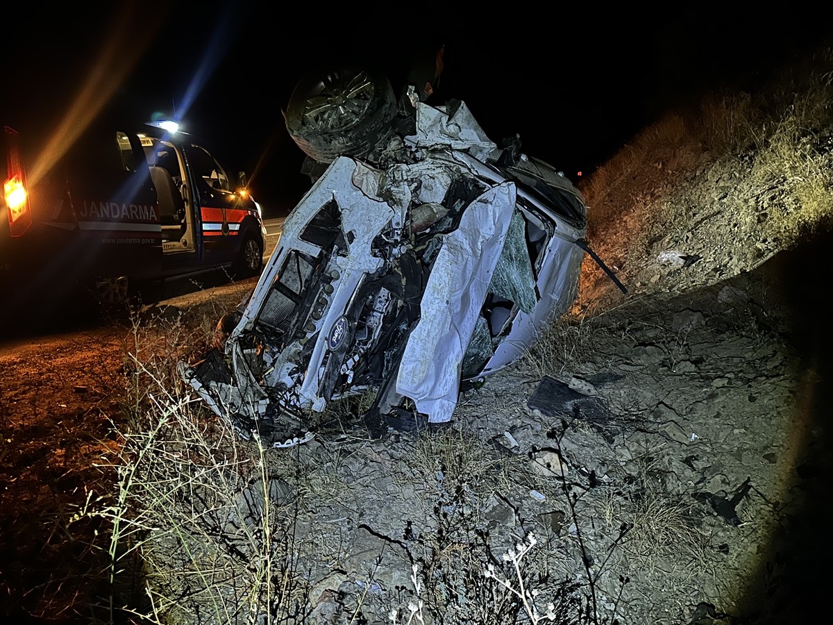 Çorum'un Alaca ilçesinde otomobilin devrilmesi sonucu 5 kişi yaralandı. Kaza yerine jandarma...