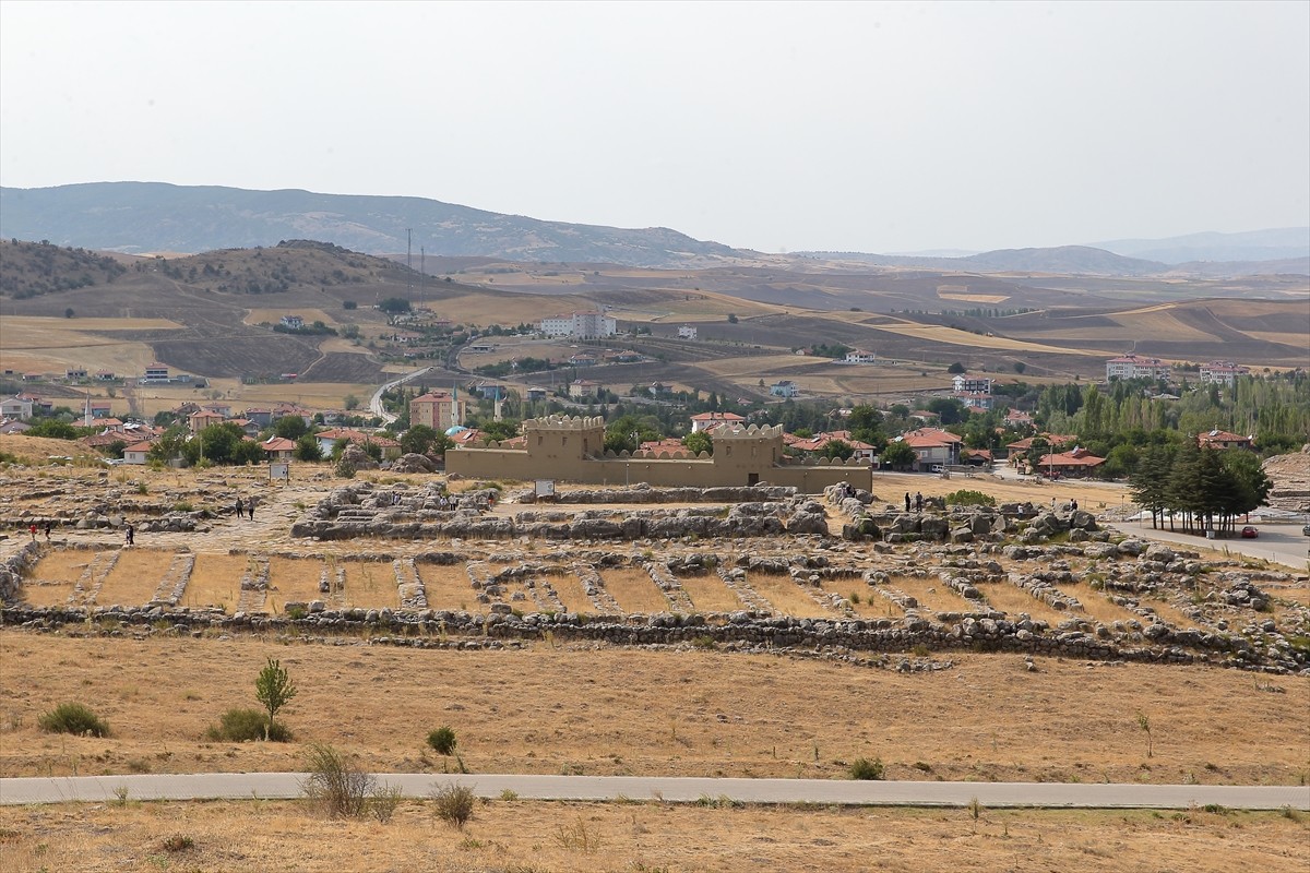 Çorum'un Boğazkale ilçesindeki 8 bin yıllık geçmişe sahip Hattuşa Antik Kenti'nde 119 yıl önce...