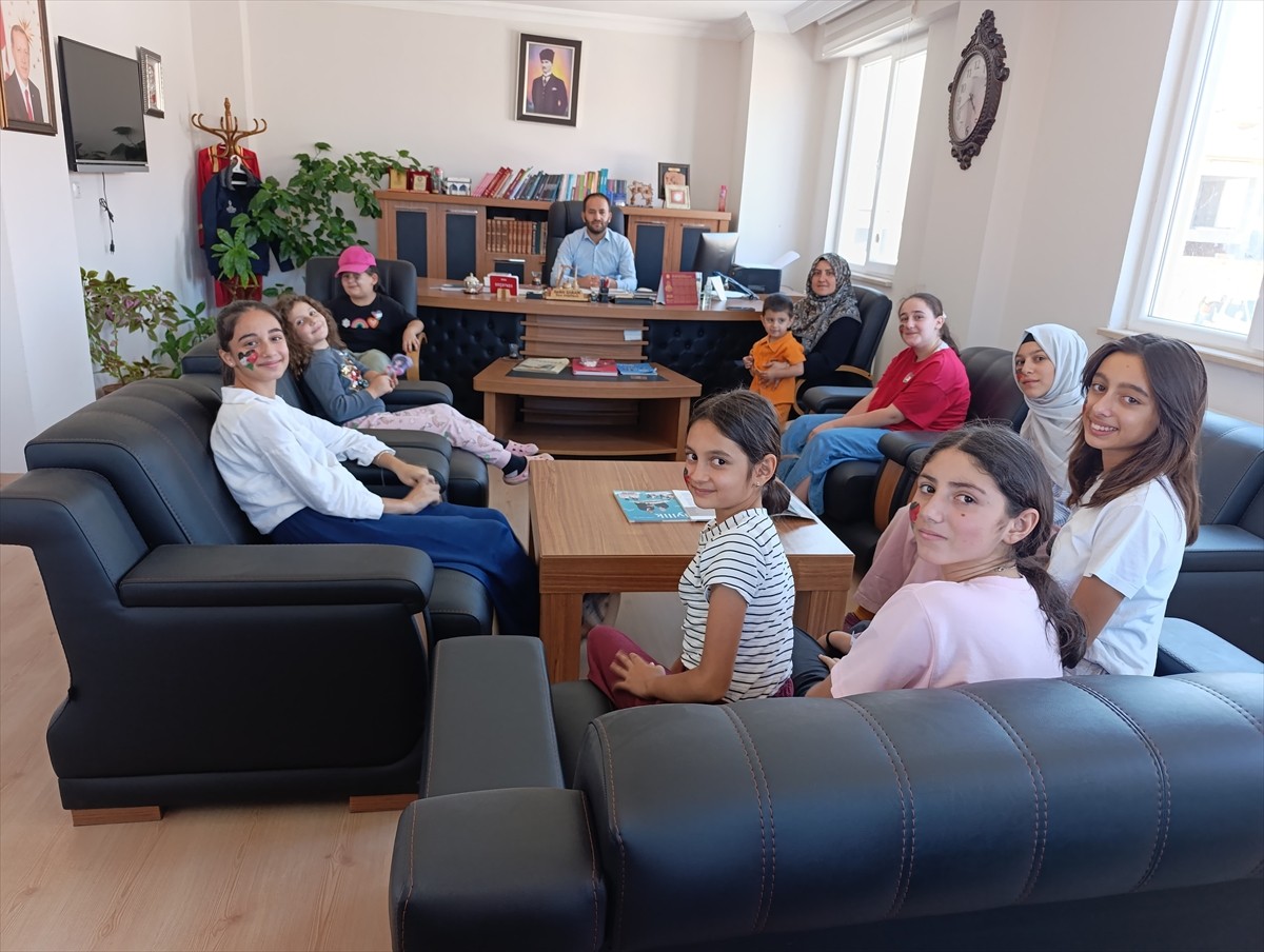 Çorum'un Ortaköy ilçesinde yaz Kur'an kursu öğrencileri, pazarda limonata satarak kazandıkları 10...