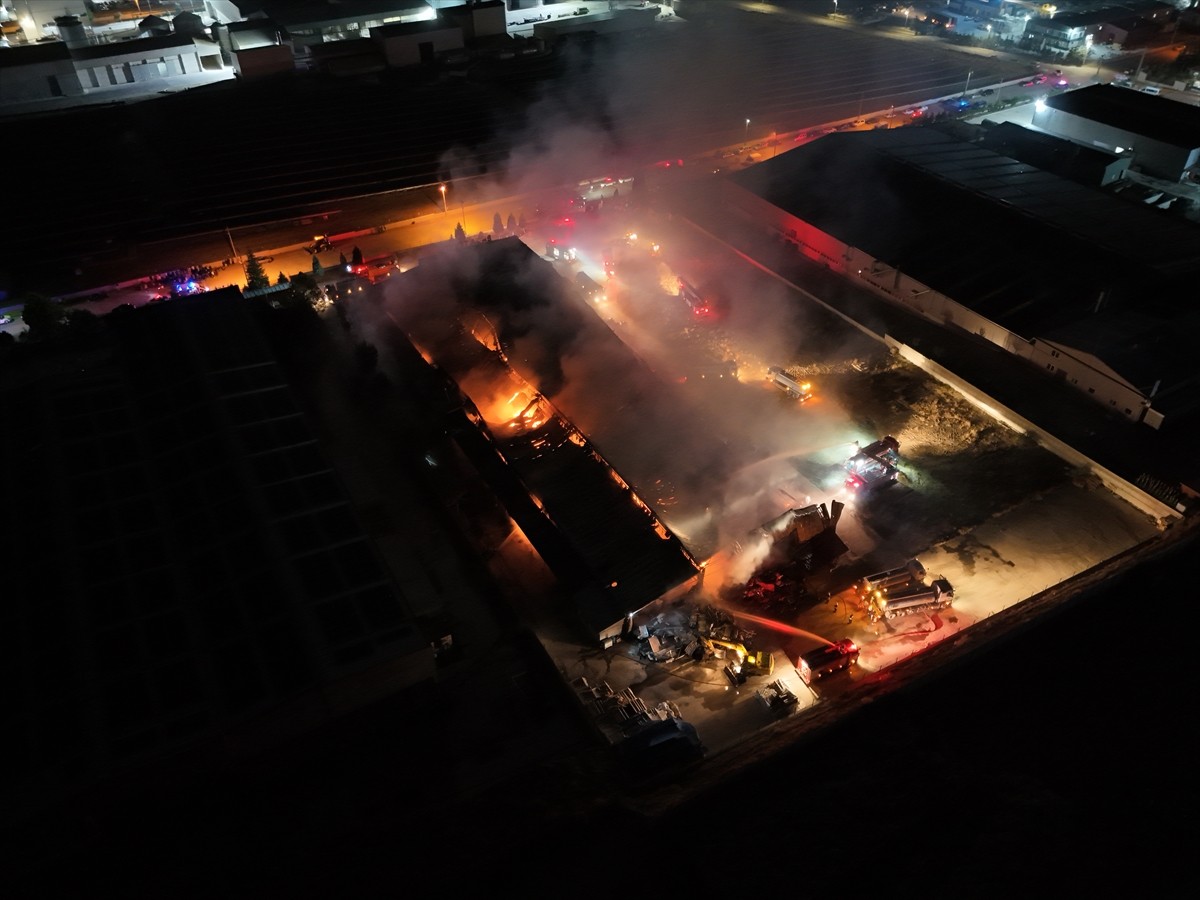 Çorum Organize Sanayi Bölgesi'nde bulunan tekstil fabrikasında çıkan yangına müdahale ediliyor....
