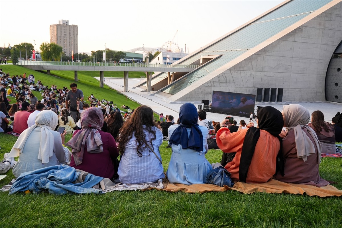 CSO Ada Ankara'nın bahçesindeki açık hava sineması etkinliği Ankaralıların yoğun ilgisiyle...