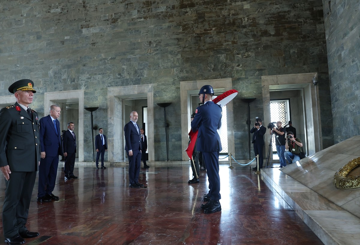 Cumhurbaşkanı Recep Tayyip Erdoğan başkanlığındaki Yüksek Askeri Şura (YAŞ) üyeleri Anıtkabir'i...
