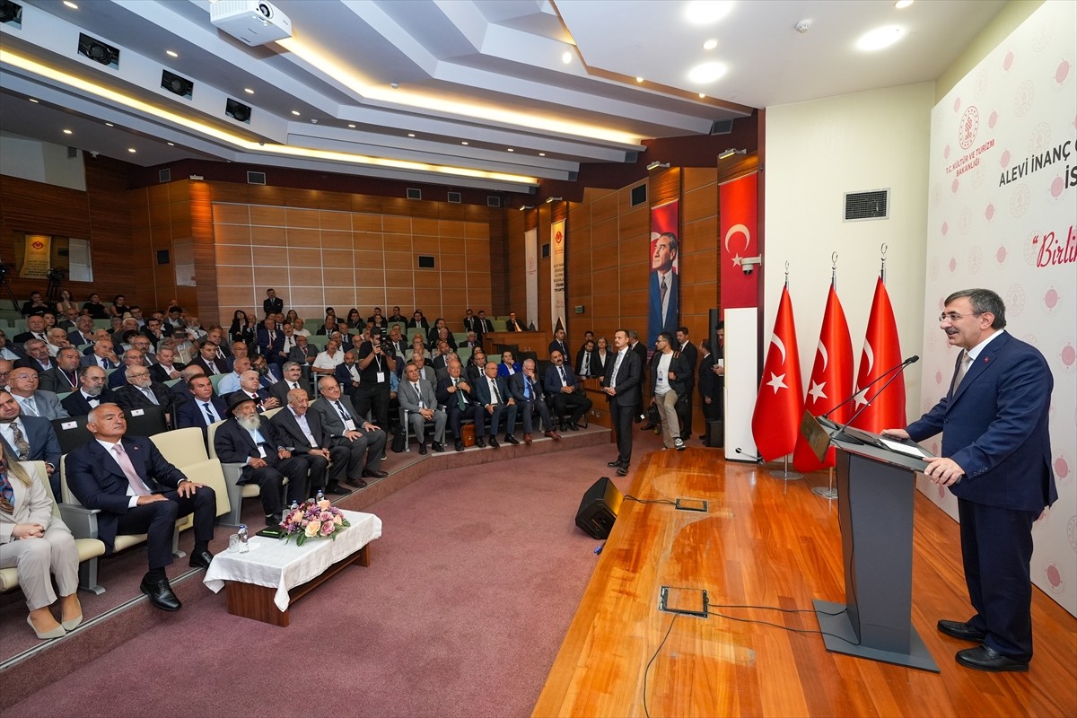 Cumhurbaşkanı Yardımcısı Cevdet Yılmaz (sol 3) ve Kültür ve Turizm Bakanı Mehmet Nuri Ersoy (sol...