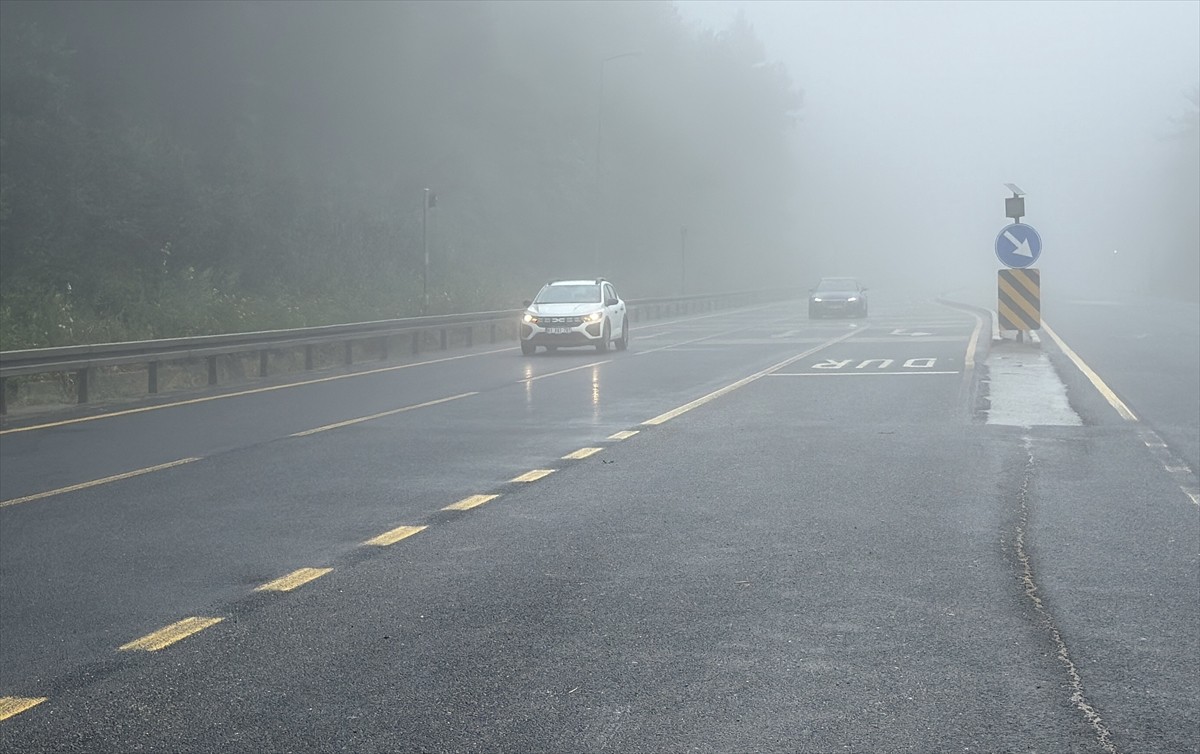  D-100 kara yolunun Bolu Dağı kesiminde sağanak ve sis nedeniyle görüş mesafesi azaldı.