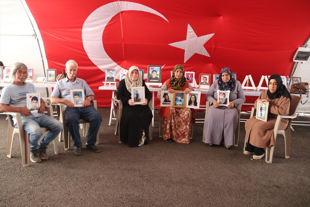 Dağa kaçırılan çocukları için eski HDP il binası önünde oturma eylemi yapan Diyarbakır anneleri...