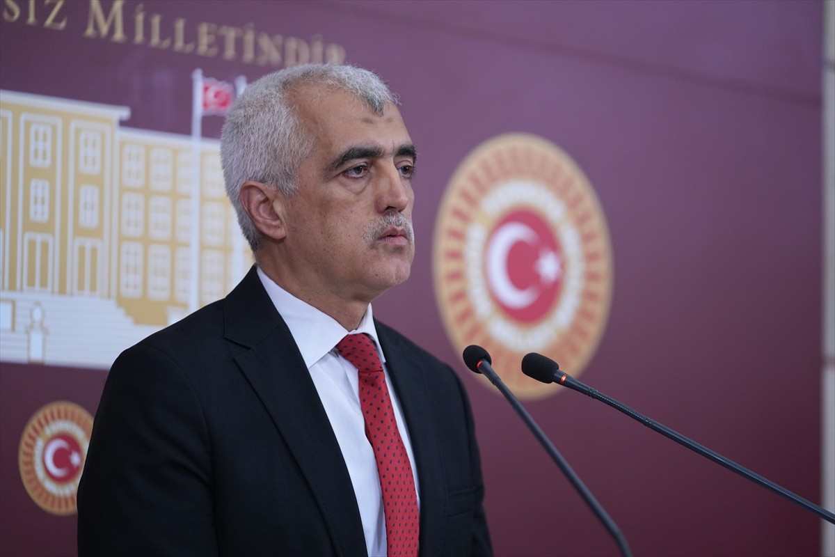 DEM Parti Kocaeli Milletvekili Ömer Faruk Gergerlioğlu, TBMM'de düzenlediği basın toplantısında...