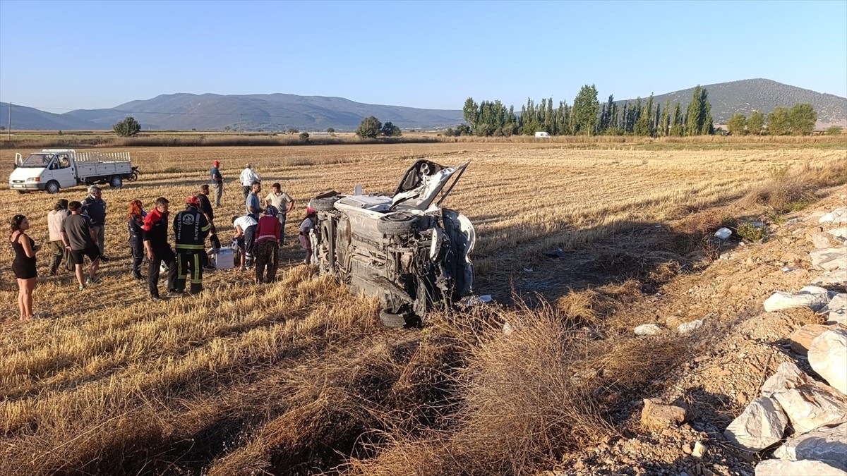 Denizli'nin Tavas ilçesinde hafif ticari aracın devrilmesi sonucu aynı aileden 6 kişi...