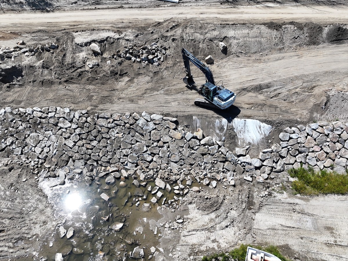 Devlet Su İşleri (DSİ), geçen yıllarda taşkınların yaşandığı Meriç Nehri kıyısında rutin set...