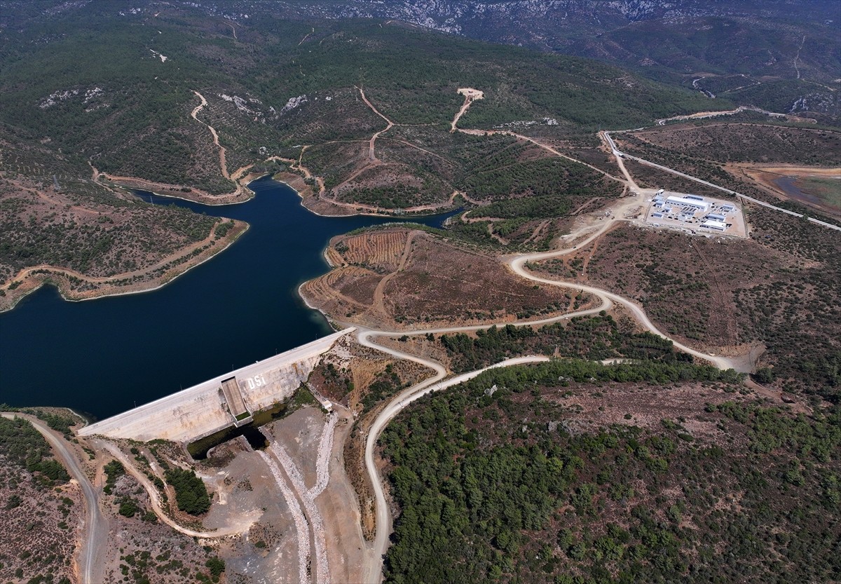 Devlet Su İşleri Genel Müdürlüğünün (DSİ) İzmir'in Karaburun ilçesi Küçükbahçe Mahallesi'ne inşa...