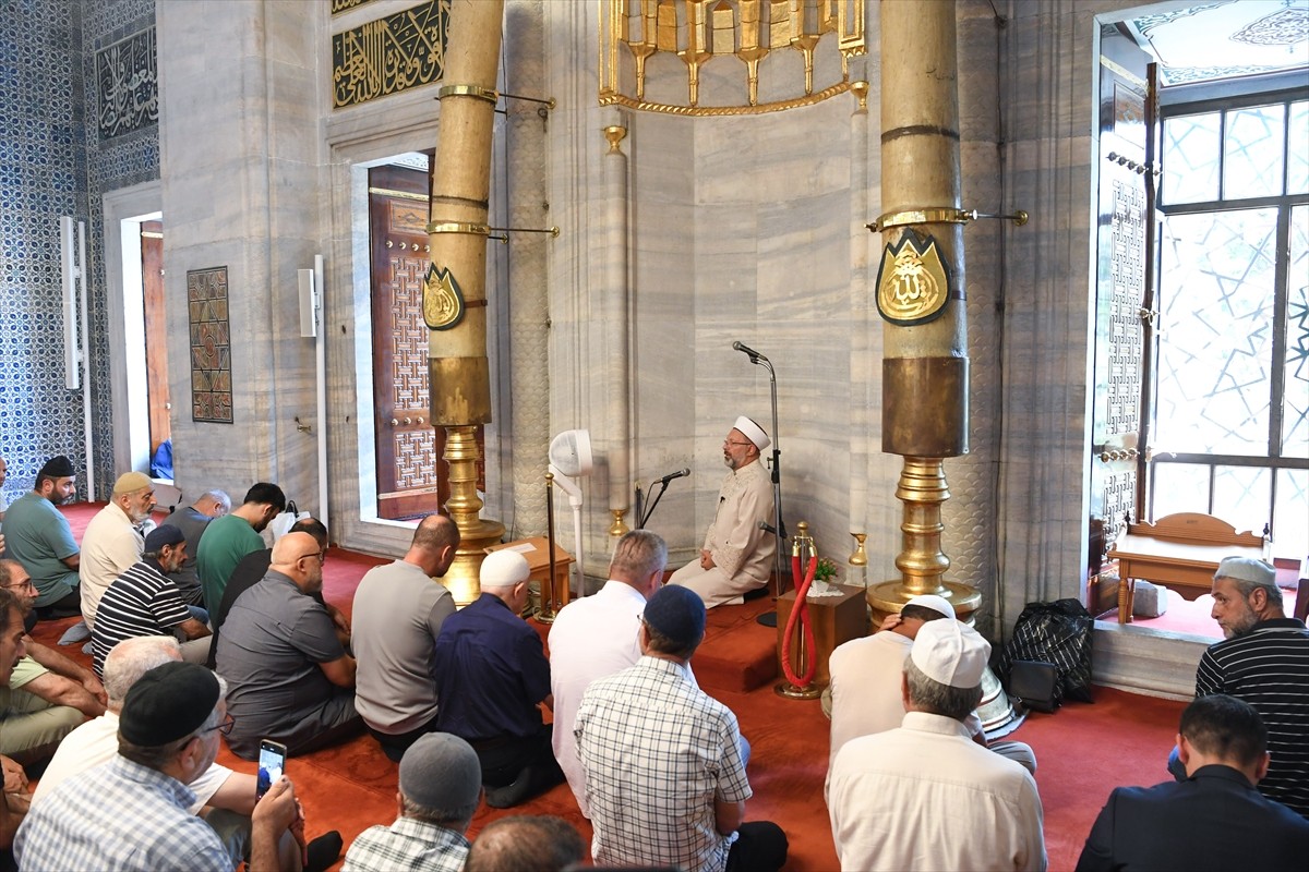 Diyanet İşleri Başkanı Ali Erbaş, Yeni Cami'de namaz kıldırdı, ardından cemaate vaaz verdi.