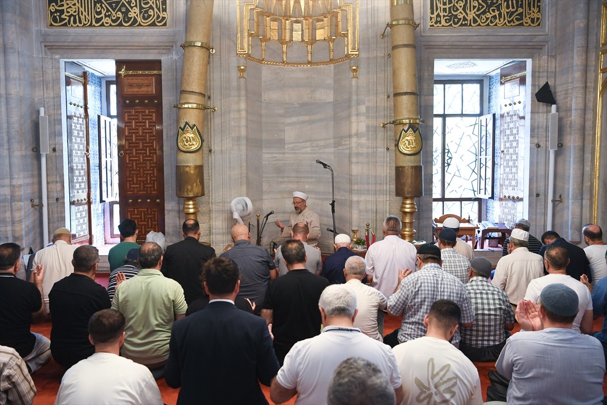Diyanet İşleri Başkanı Ali Erbaş, Yeni Cami'de namaz kıldırdı, ardından cemaate vaaz verdi.