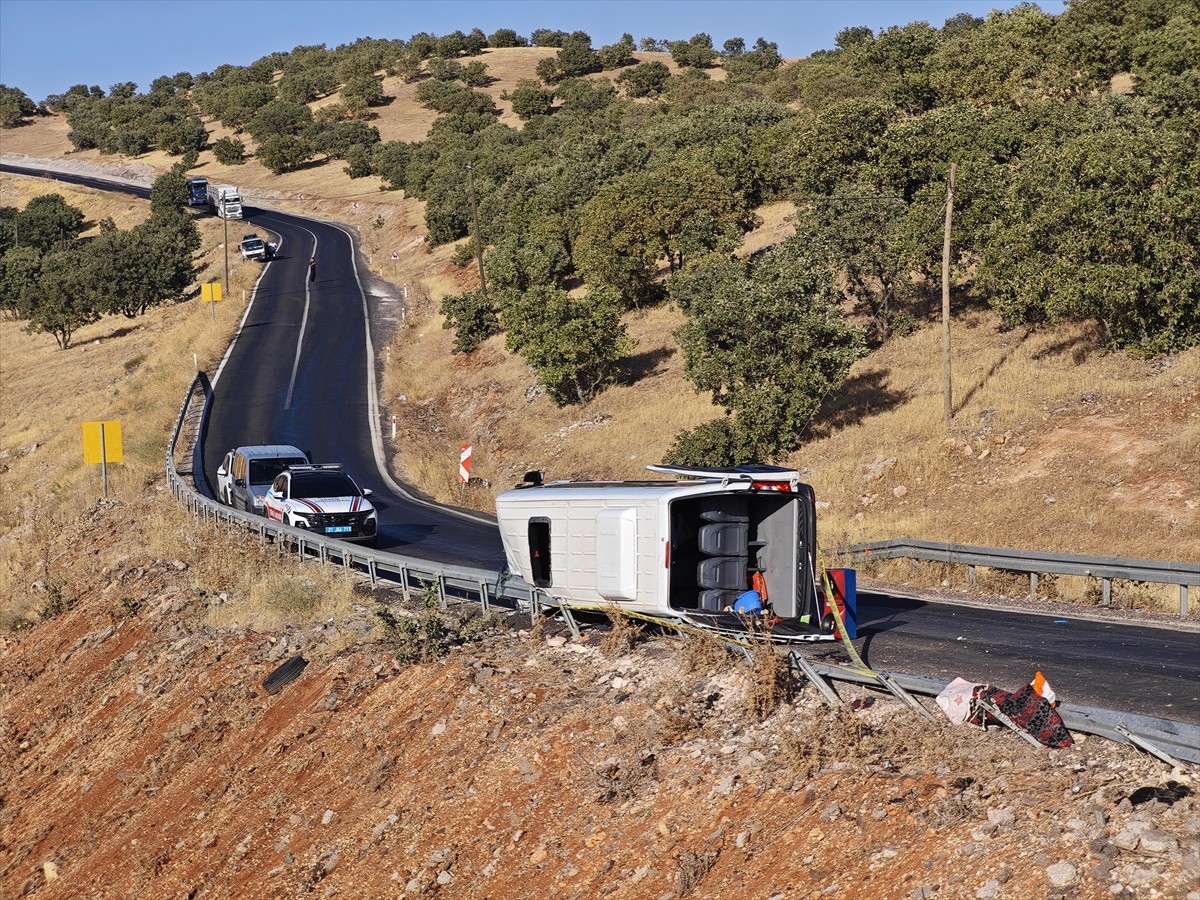 Diyarbakır'da minibüsün devrilmesi sonucu 1 kişi öldü, 15 kişi yaralandı.