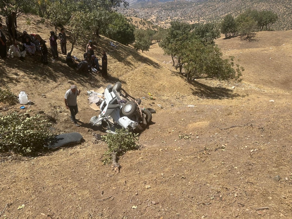 Diyarbakır'ın Çermik ilçesinde otomobilin devrilmesi sonucu 3'ü çocuk, 8 kişi yaralandı.