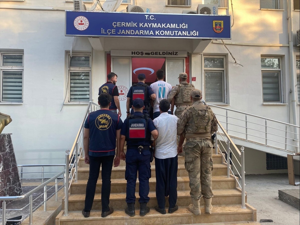 Diyarbakır'ın Çermik ilçesindeki bir mermer ocağı şantiyesine silahla ateş ettikleri iddiasıyla 2...