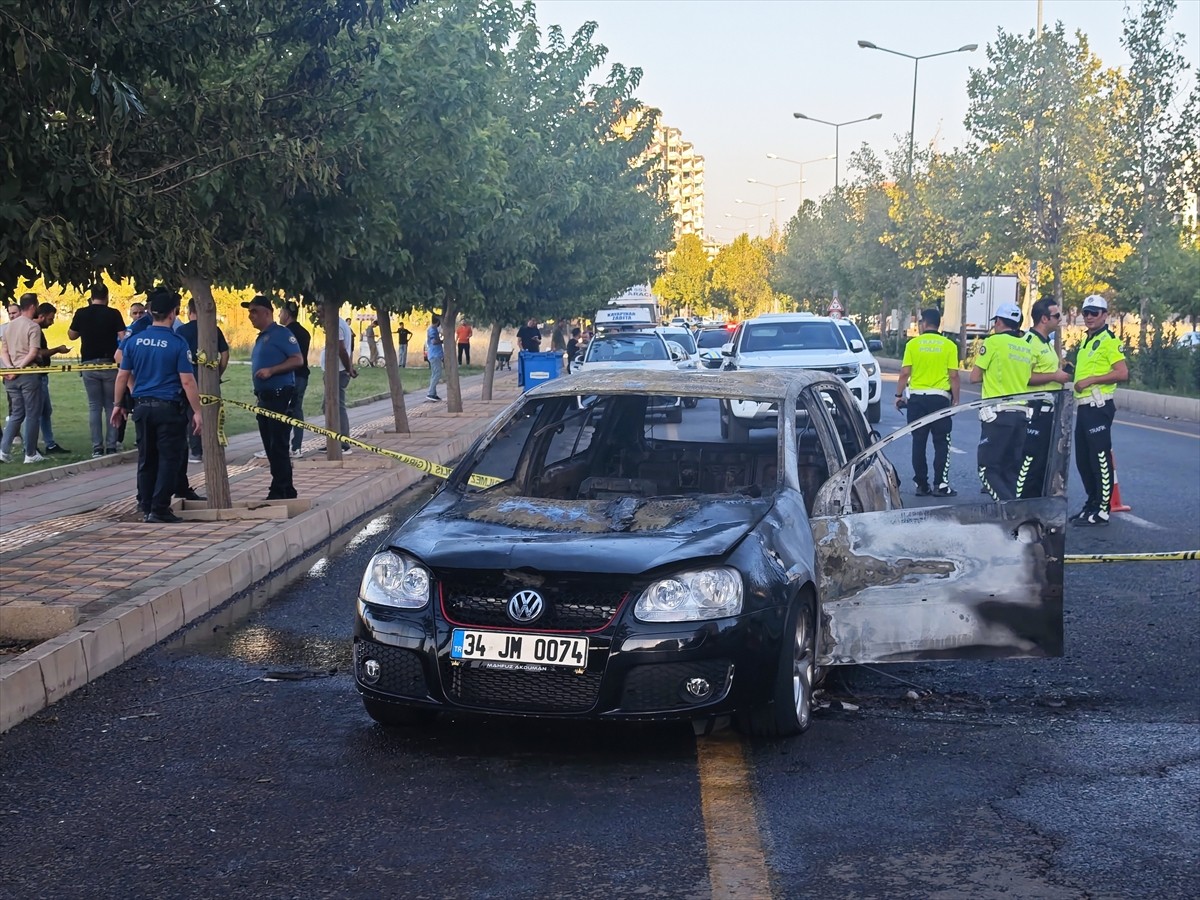 Diyarbakır'ın merkez Kayapınar ilçesinde iki grup arasında çıkan silahlı kavgada, 1 kişi ağır...