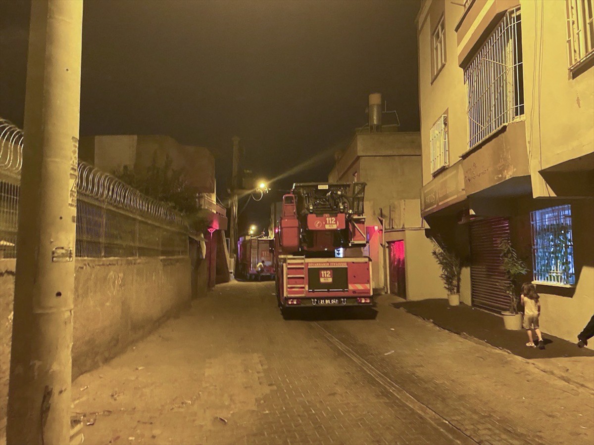 Diyarbakır'ın merkez Yenişehir ilçesindeki bir apartmanda çıkan yangında 4 kişi yaralandı. Olay...