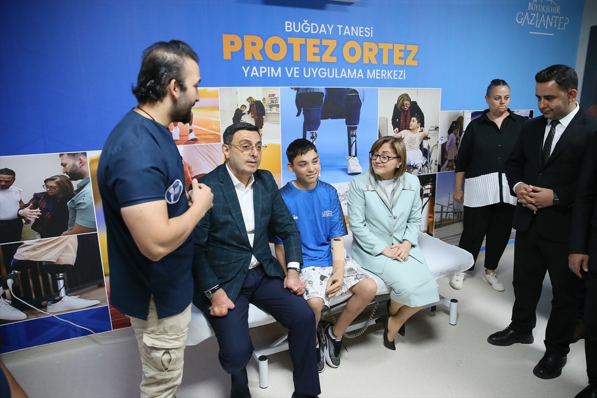 Doğuştan dirsekten itibaren sol kolu olmayan 14 yaşındaki Mehmet Efe Topraklık, Gaziantep...