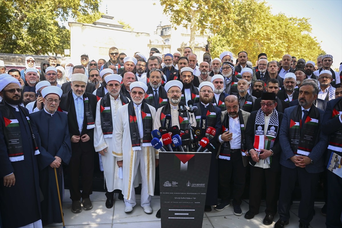 Dünya Müslüman Alimler Birliği ve Türkiye'deki İslam Alimleri Vakfı işbirliğinde düzenlenen 50...