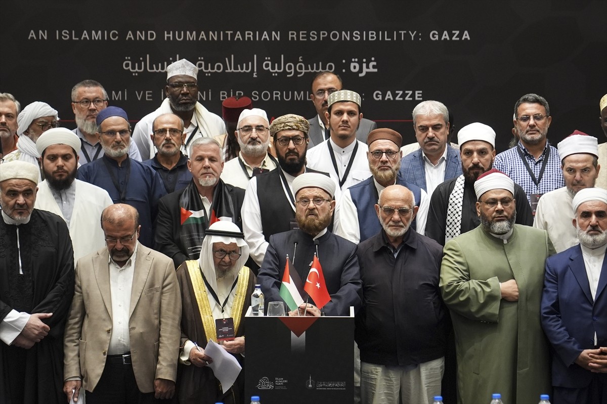 Dünya Müslüman Alimler Birliği ve Türkiye'deki İslam Alimleri Vakfı işbirliğinde düzenlenen, 50...