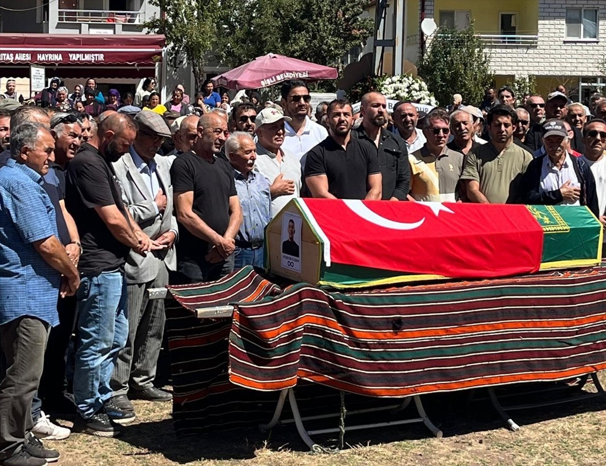 Dünya şampiyonu eski milli güreşçi ve antrenör Hüseyin İldem, Sivas'ta son yolculuğuna uğurlandı....