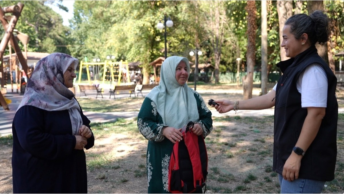 Düzce'de, 17 Ağustos 1999 Marmara Depremi hatırlatılınca vatandaşlar duygusal anlar yaşadı....