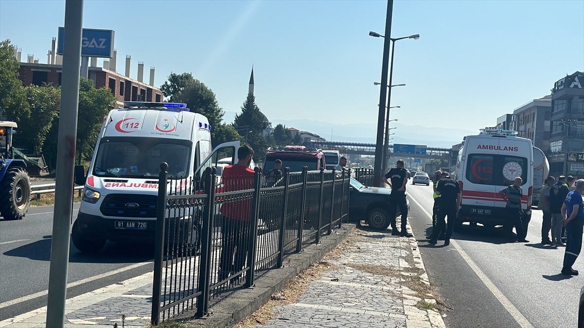 Düzce'de otomobille silobas dorse takılı tırın çarpışması sonucu 7 kişi yaralandı.