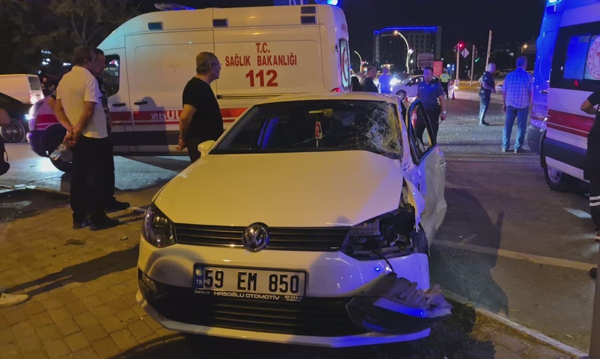 Edirne'de kamyonet ve otomobilin çarpışması sonucu 3 kişi yaralandı.