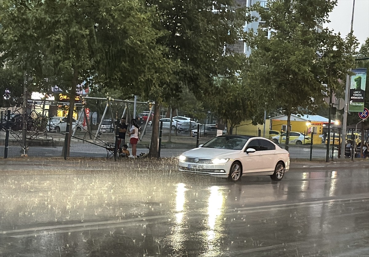 Edirne'de kısa süreli sağanak etkili oldu. Akşam saatlerinde başlayan sağanak yaşamı olumsuz...